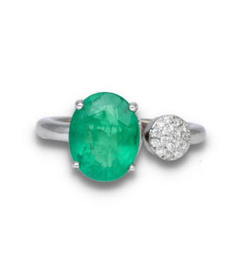 Sortija en oro blanco 1 esmeralda central y pavé de diamantes
