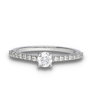 Anillo tipo solitario en oro blanco con diamantes